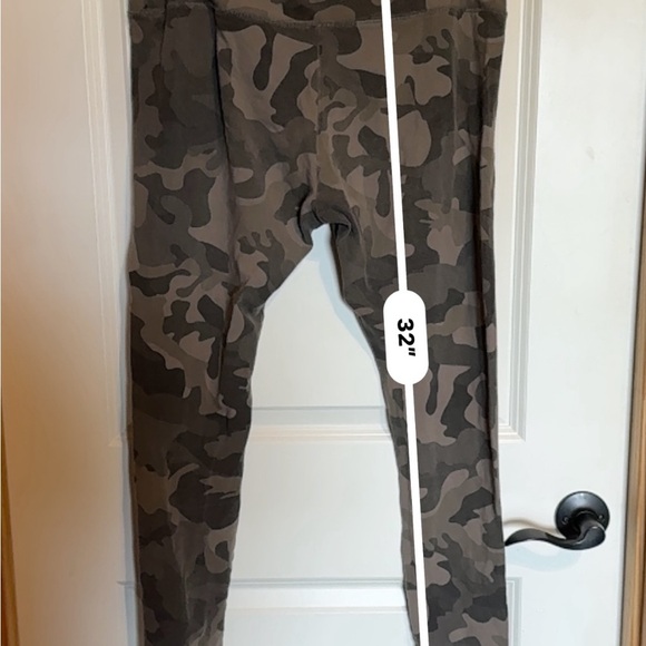 Target Womens Size XLCamouflage Leggings - Picture 6 of 8